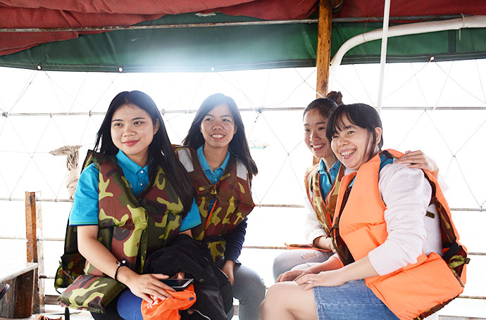 乘坐漁民船出海撒網(wǎng)捕魚(yú)